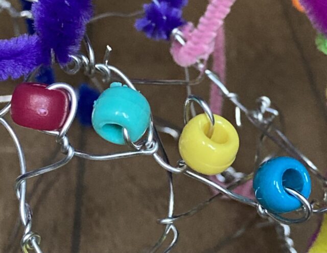 創造性を見出せる簡単アート：ワイヤー遊び